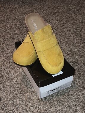 NIB Weeboo Summer-30 Yellow Women's Slip On Clogs. Size:9